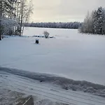 Moekki Ison Vesistoen Rannalla