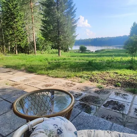 Moekki Ison Vesistoen Rannalla